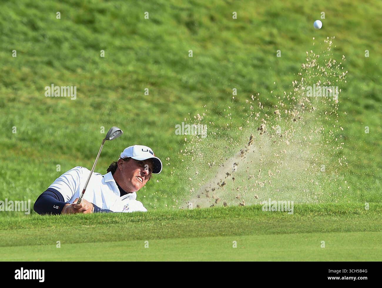 September 2014; Gleneagles, Perthshire, SCT; der US-amerikanische Golfspieler Phil Mickelson spielt am 18. in seinem Vierball-Spiel am ersten Tag des Ryder Cup 2014 auf dem Gleneagles Resort - PGA Centenary Course aus einem Bunker. Stockfoto