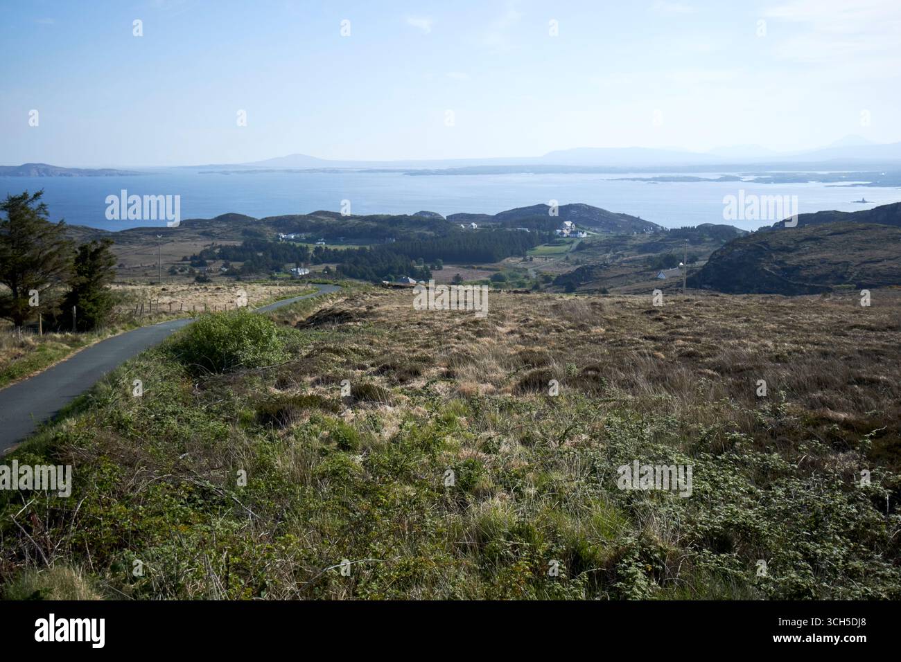 Steile Straße über die Insel mit Blick auf das Festland der Grafschaft donegal republik irland Stockfoto