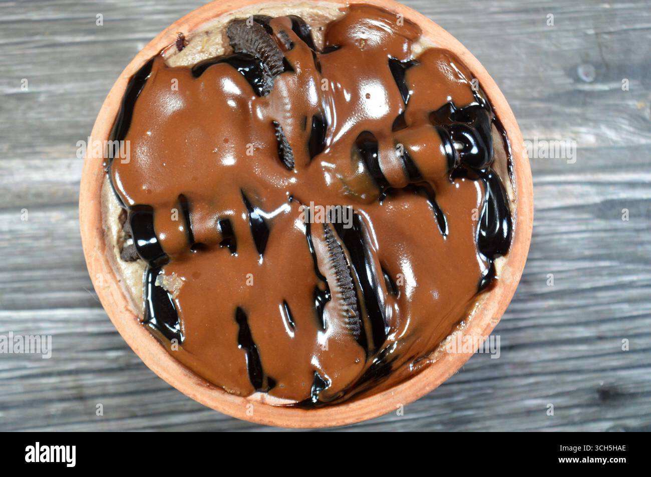 Kairo, Ägypten, 15. August 2025: Oreo Creamy mit Kuchen, garniert mit Schokoladenpaste und übereinander mit Kuchen, ein weiches, zubereitetes Essen mit Schichten von geschlagenem cr Stockfoto