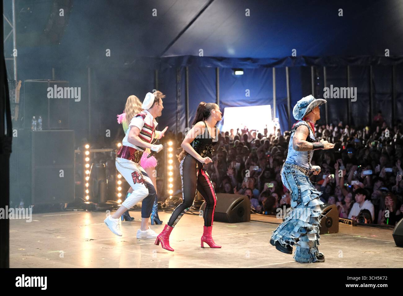 Jedburgh, Großbritannien. 31. August 2025. Vengaboys treten am zweiten Tag des EdgeFest 2025 in Lilliardsedge bei Jedburgh am 30. August 2025 auf. EdgeFest 2025, Musikfestival. Ein wachsendes Musikfestival in den schottischen Grenzen, das jetzt im dritten Jahr in Lilliardsedge in der Nähe von Jedburgh stattfindet. Musik und Unterhaltung für die ganze Familie, unter dem großen Dach. (Quelle: Rob Gray/Alamy Live News Stockfoto