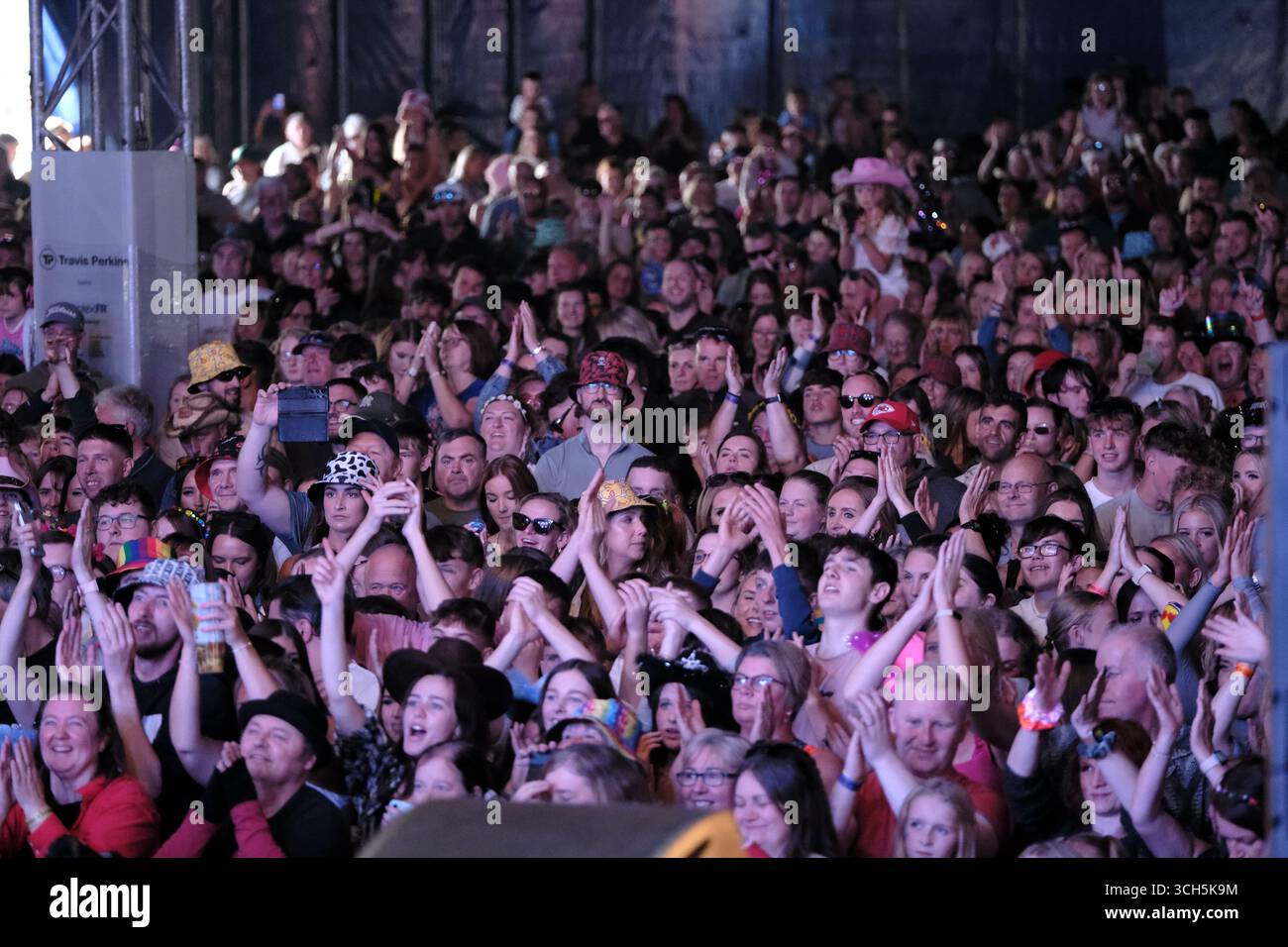 Jedburgh, Großbritannien. 31. August 2025. Vengaboys treten am zweiten Tag des EdgeFest 2025 in Lilliardsedge bei Jedburgh am 30. August 2025 auf. EdgeFest 2025, Musikfestival. Ein wachsendes Musikfestival in den schottischen Grenzen, das jetzt im dritten Jahr in Lilliardsedge in der Nähe von Jedburgh stattfindet. Musik und Unterhaltung für die ganze Familie, unter dem großen Dach. (Quelle: Rob Gray/Alamy Live News Stockfoto