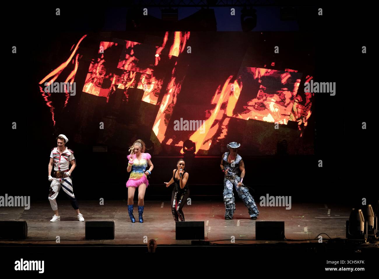 Jedburgh, Großbritannien. 31. August 2025. Vengaboys treten am zweiten Tag des EdgeFest 2025 in Lilliardsedge bei Jedburgh am 30. August 2025 auf. EdgeFest 2025, Musikfestival. Ein wachsendes Musikfestival in den schottischen Grenzen, das jetzt im dritten Jahr in Lilliardsedge in der Nähe von Jedburgh stattfindet. Musik und Unterhaltung für die ganze Familie, unter dem großen Dach. (Quelle: Rob Gray/Alamy Live News Stockfoto