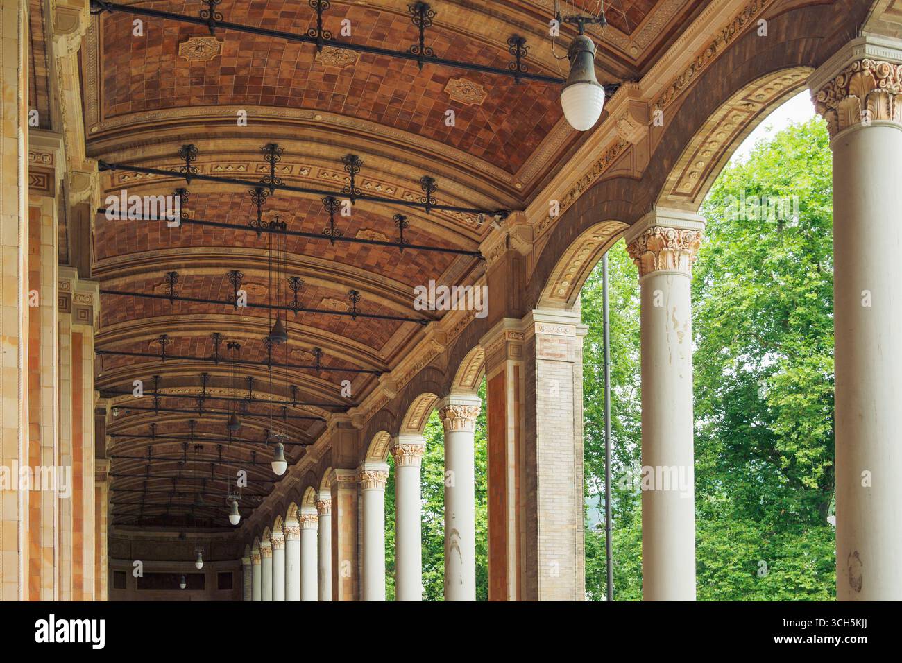 Loggia of the Trinkhalle / Pumproom, Baden-Baden, Deutschland, von Heinrich hübsch, 1839-42, wo das Quellwasser getrunken wurde. Stockfoto