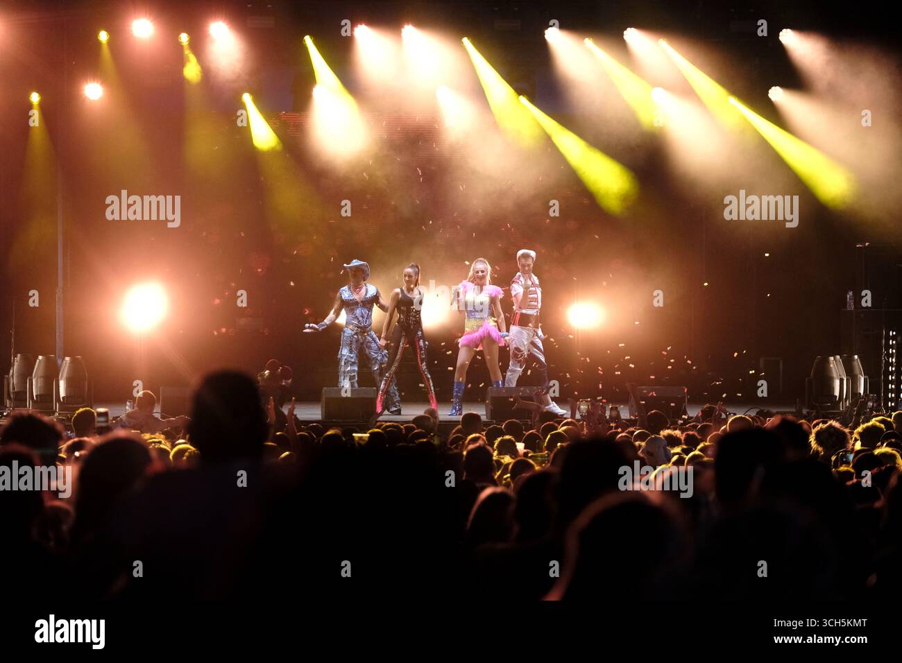 Jedburgh, Großbritannien. 31. August 2025. Vengaboys treten am zweiten Tag des EdgeFest 2025 in Lilliardsedge bei Jedburgh am 30. August 2025 auf. EdgeFest 2025, Musikfestival. Ein wachsendes Musikfestival in den schottischen Grenzen, das jetzt im dritten Jahr in Lilliardsedge in der Nähe von Jedburgh stattfindet. Musik und Unterhaltung für die ganze Familie, unter dem großen Dach. (Quelle: Rob Gray/Alamy Live News Stockfoto