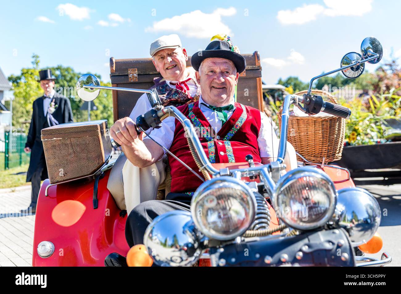 31. August 2025, Brandenburg, Burg (Spreewald): Teilnehmer der Trachtenparade im Rahmen des Lokal- und Trachtenfestes kommen mit einem Motorrad an der Aufstellstelle an. Foto: Frank Hammerschmidt/dpa Stockfoto