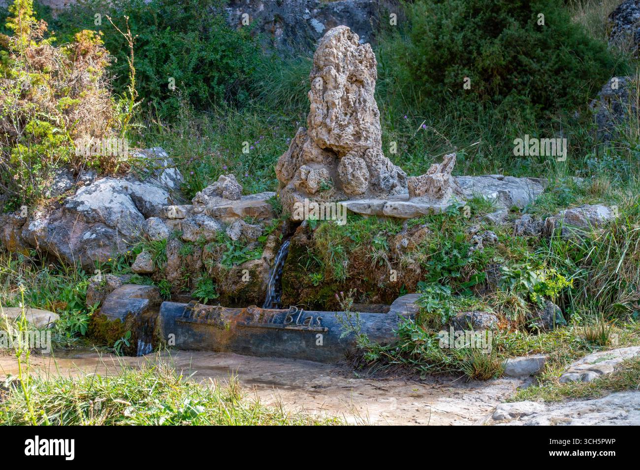 Fuente de San Blas en el paraje Natural de la serranía de Cuenca de San Blas del municipio de Tragacete. Stockfoto