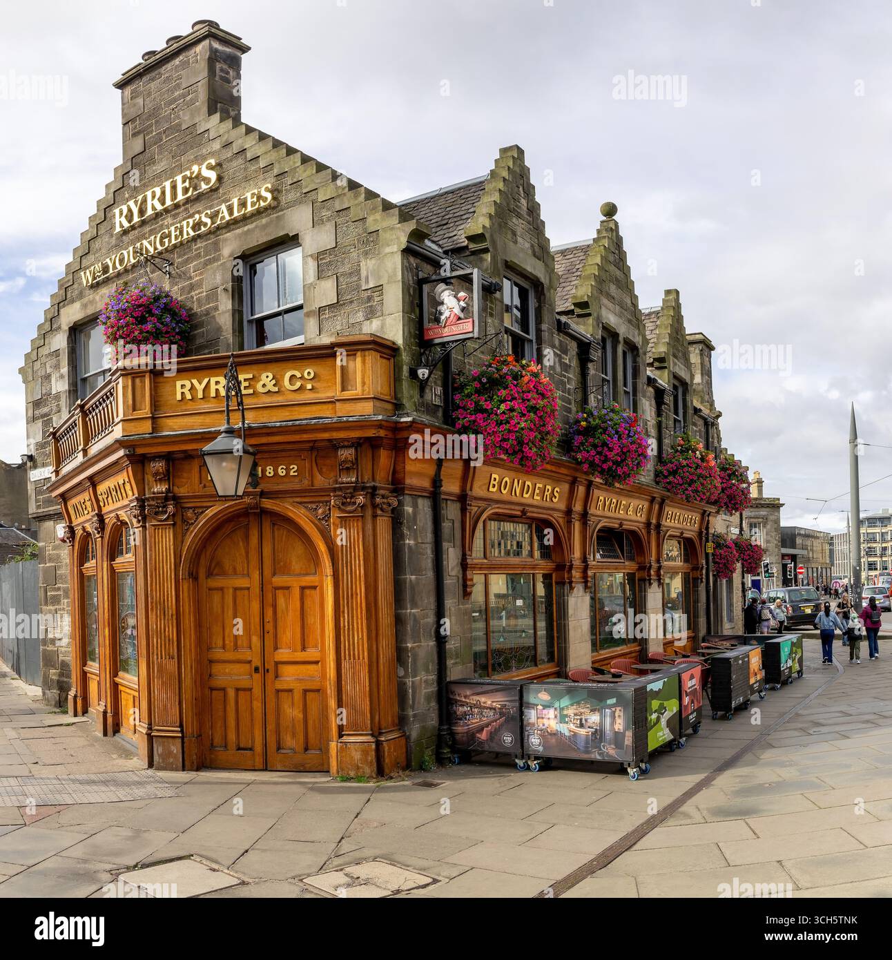 Ryrie Bar ist Familienbesitz und bietet Speisen und Getränke zu vernünftigen Preisen, Haymarket, Edinburgh, Schottland, Großbritannien Stockfoto