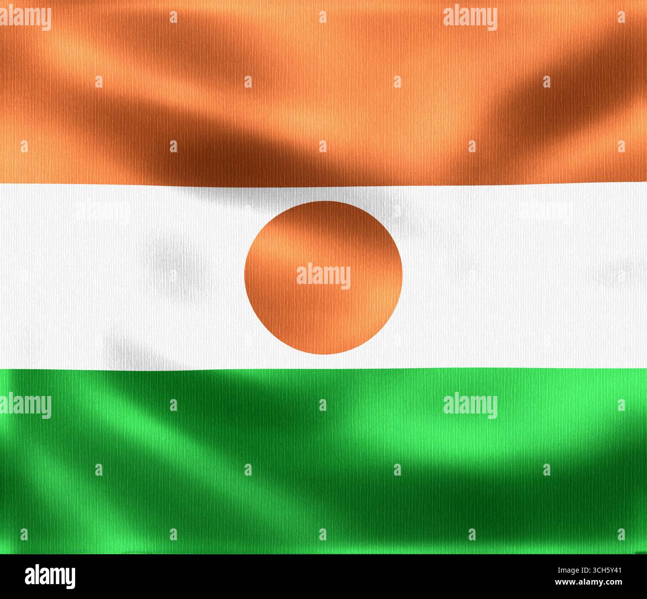 Die schwingende Flagge von Niger zeigt leuchtende Farben in Orange, weiß und Grün, mit einem orangefarbenen Kreis in der Mitte, der den Nationalstolz symbolisiert Stockfoto