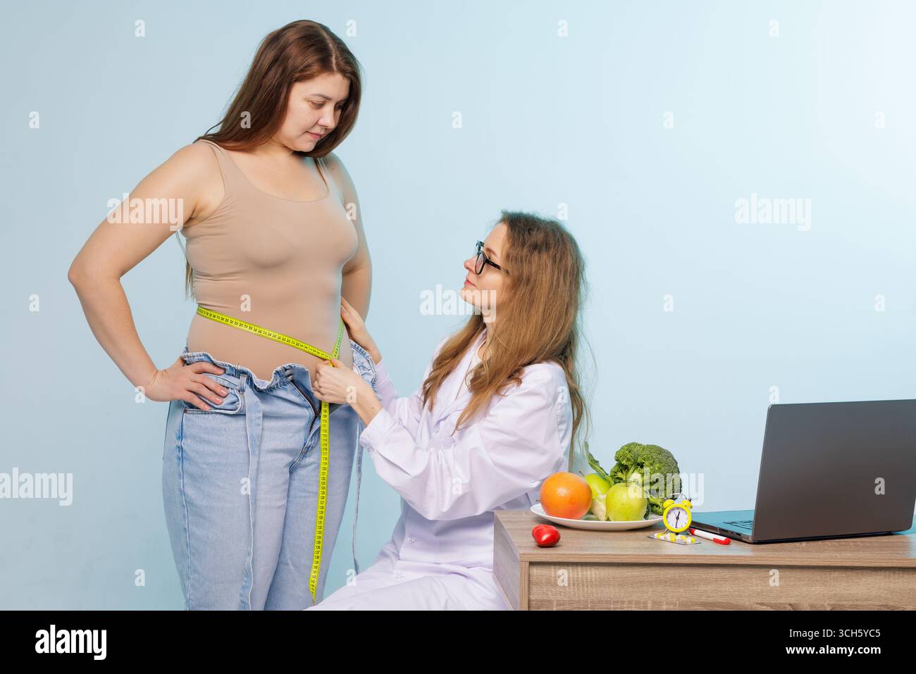 Ernährungswissenschaftler messen Taille von Plus Größe Frau während der Gewichtsreduktion Beratung für gesunde Lebensweise und Wellness Stockfoto