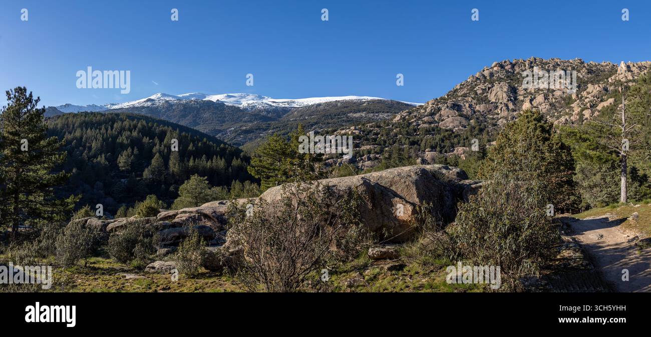 Malerischer Mountain Trail mit felsigem Gelände und schneebedeckten Gipfeln Stockfoto