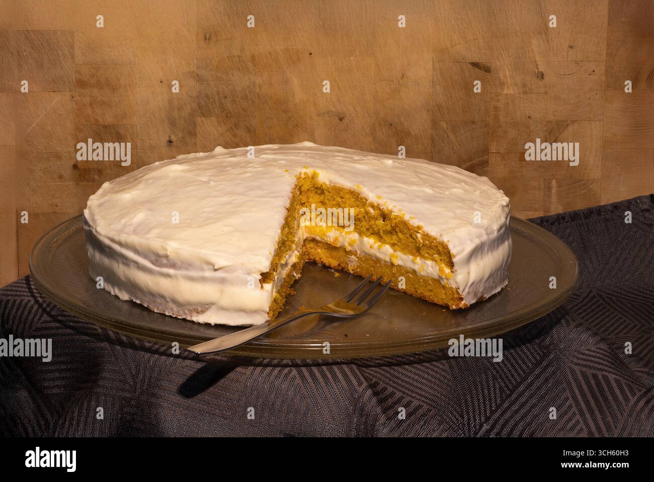 Madrid 15. februar 2025 hausgemachter Karottenkuchen aus Walnüssen, geeist mit Frischkäse. Süßes Dessert. Teller mit köstlichem Karottenkuchen in Madrid Spai Stockfoto