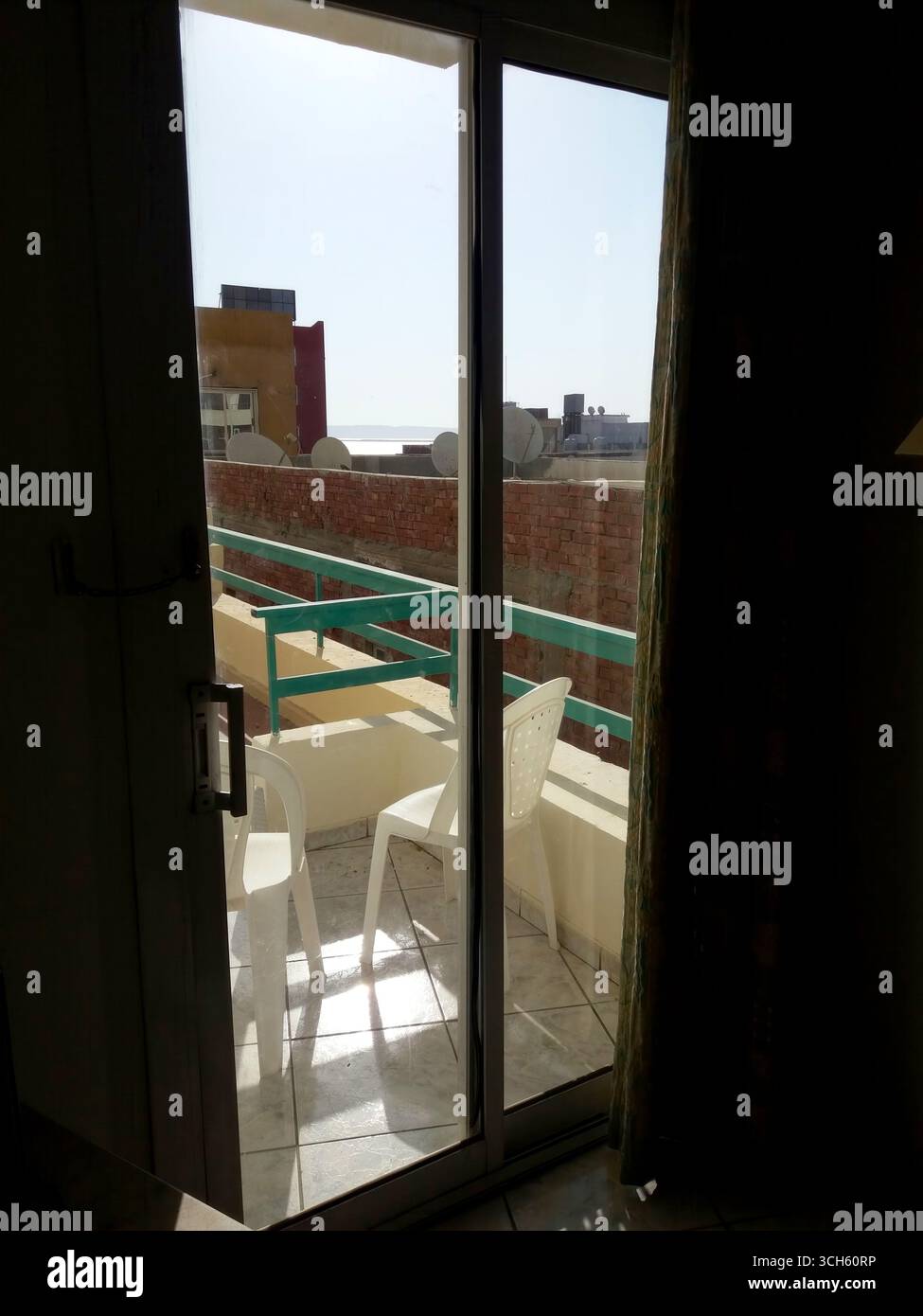 Dieses Hotelzimmer verfügt über einen bequemen Zugang zur Terrasse mit entspannendem Blick auf das Meer in Hurghada, Ägypten. Perfekt zum Genießen der Sonne und des frischen A Stockfoto