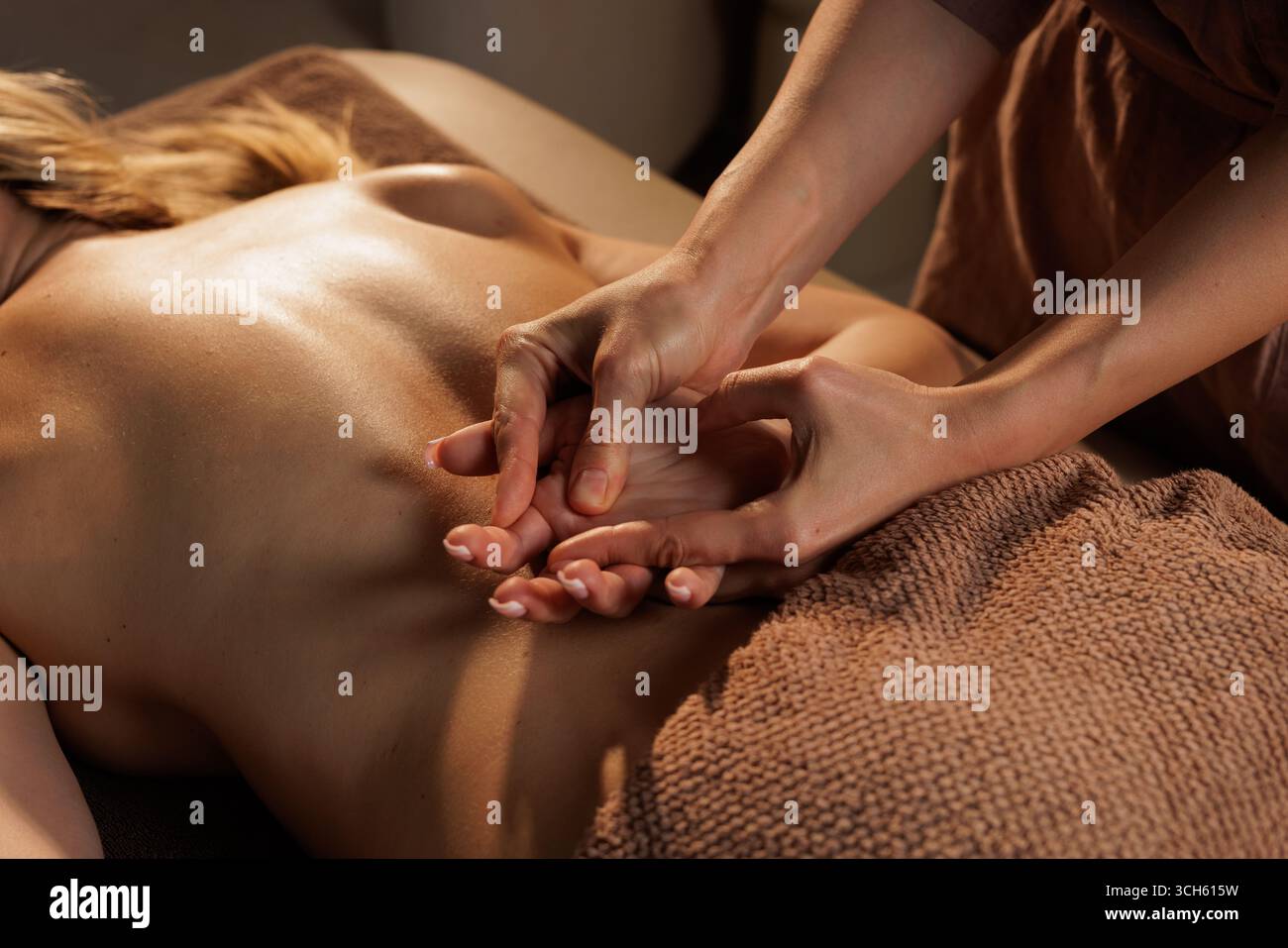 Detaillierte Ansicht einer Therapeutin, die eine Massage im ruhigen Spa für Entspannung, Gesundheit und Stressabbau gibt Stockfoto