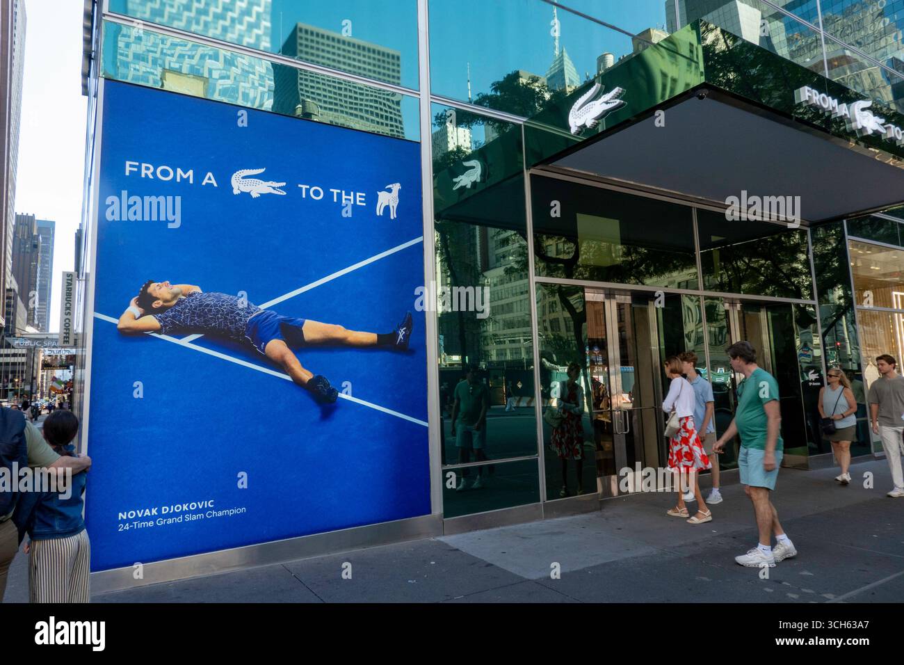 Flagship Store der Lacoste-Bekleidungslinie, 575 5th Ave., New York City, 2025, USA Stockfoto