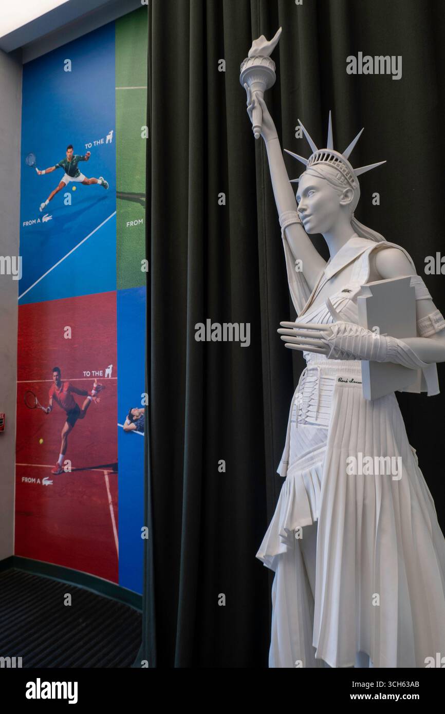 Flagship Store der Lacoste-Bekleidungslinie, 575 5th Ave., New York City, 2025, USA Stockfoto