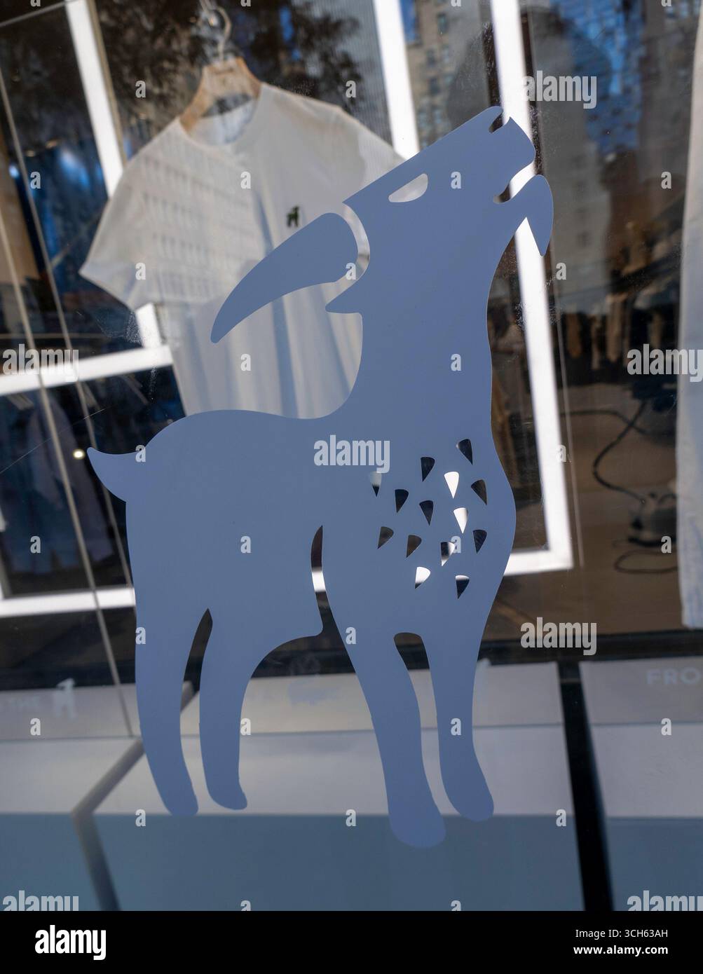 Flagship Store der Lacoste-Bekleidungslinie, 575 5th Ave., New York City, 2025, USA Stockfoto