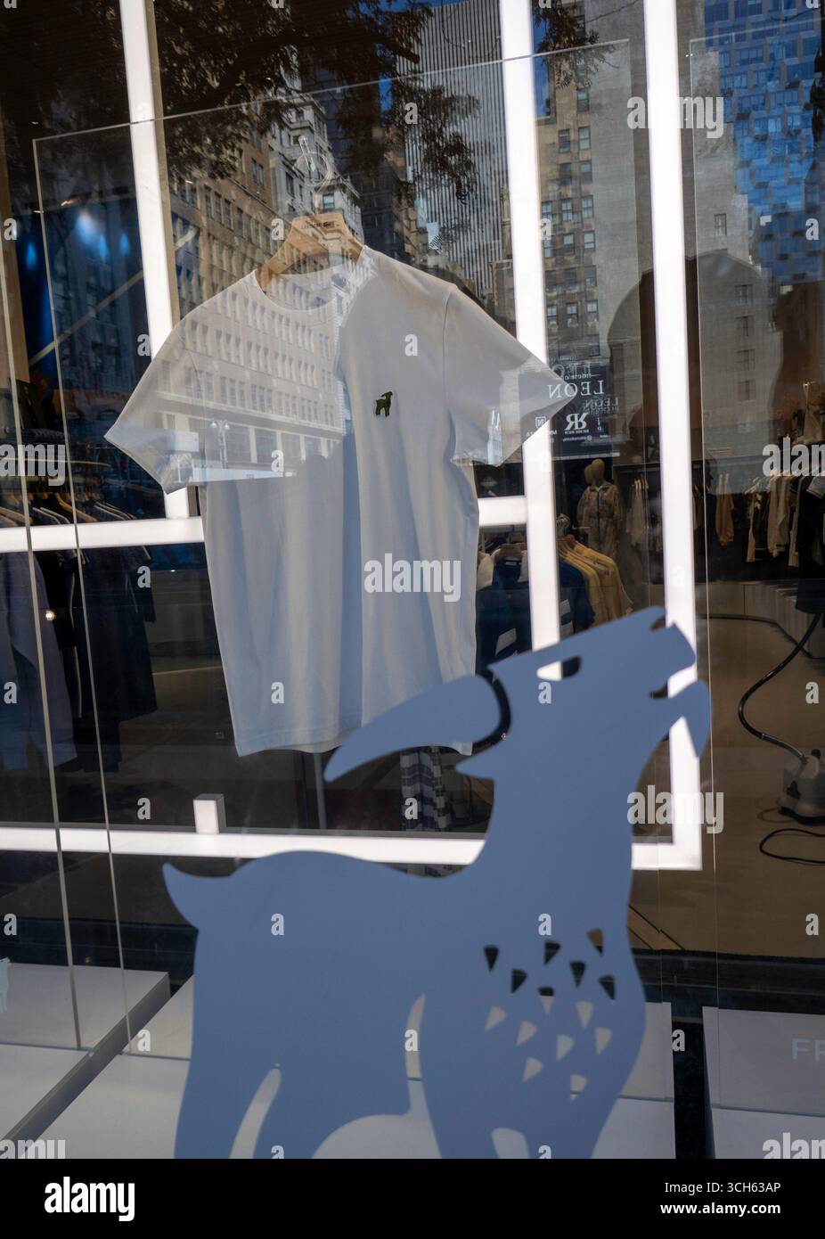 Flagship Store der Lacoste-Bekleidungslinie, 575 5th Ave., New York City, 2025, USA Stockfoto