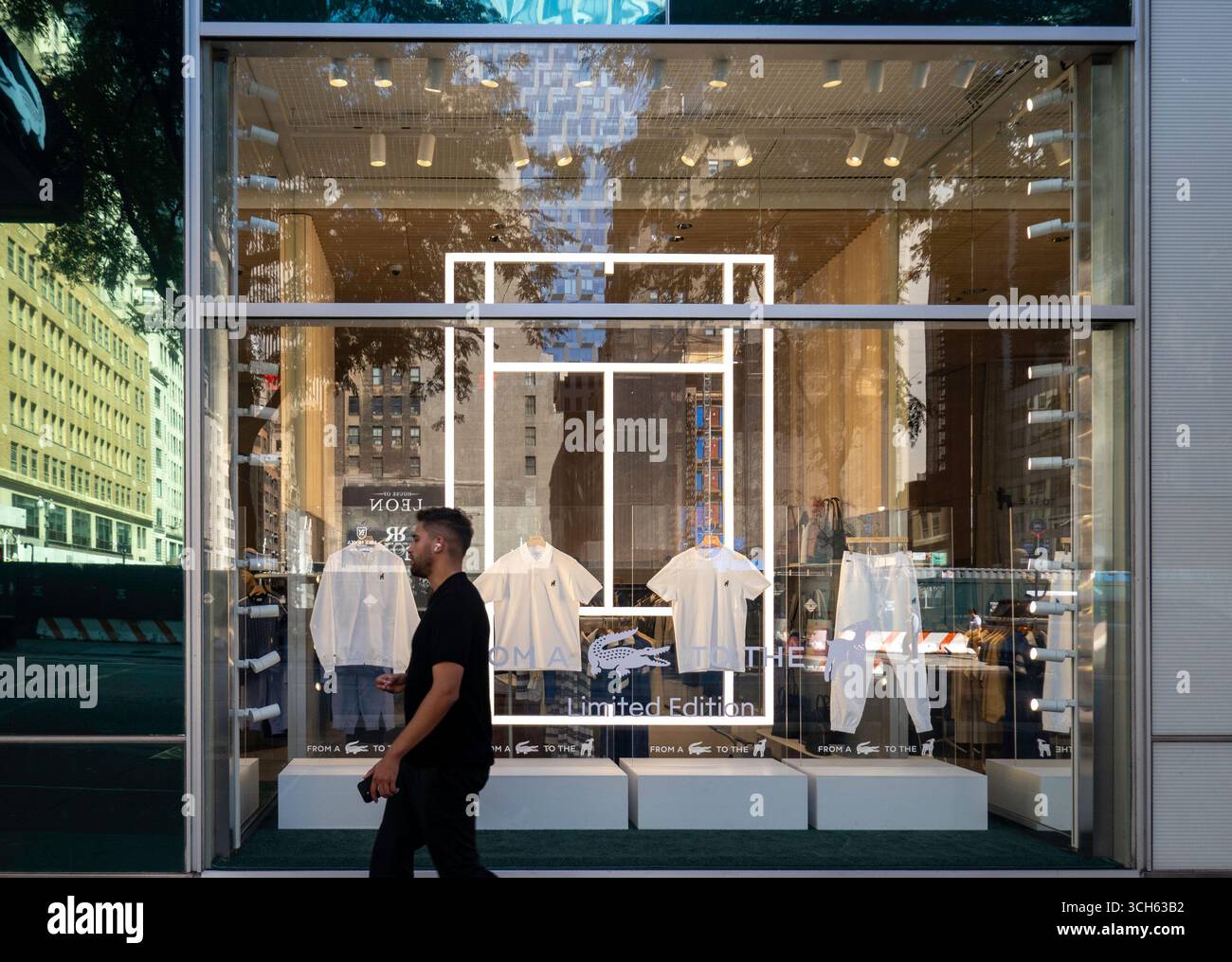 Flagship Store der Lacoste-Bekleidungslinie, 575 5th Ave., New York City, 2025, USA Stockfoto