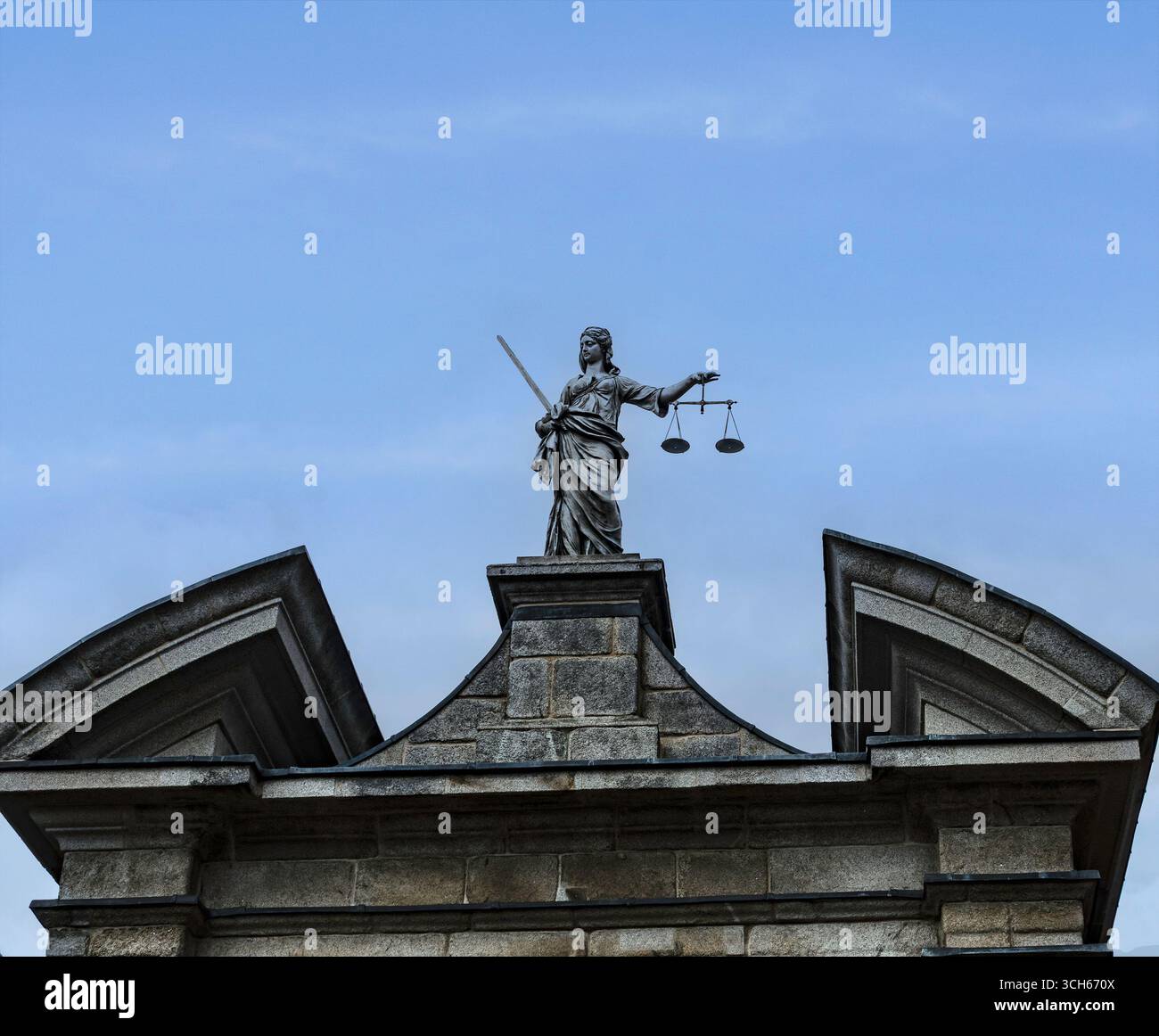 Statue von Lady Justice mit Waage und Schwert über dem Eingang zum Dublin Castle, einem historischen Wahrzeichen und Regierungskomplex in Dublin, Irland. Stockfoto