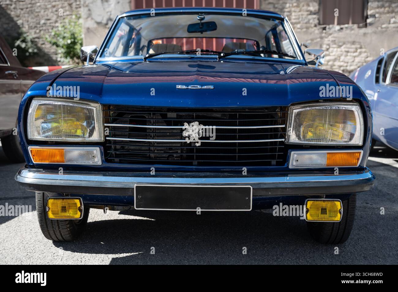 Vorderansicht eines klassischen Peugeot 304 Oldtimer Stockfoto