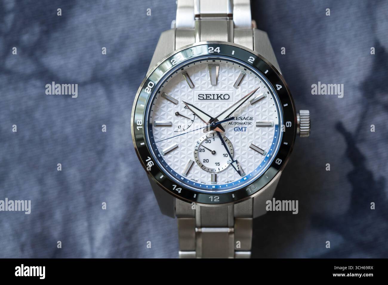 Tokio, Japan - 28. Juli 2022: Seiko Sharp Edged Presage SPB223J1, moderne japanische Armbanduhr, Vorderansicht Stockfoto