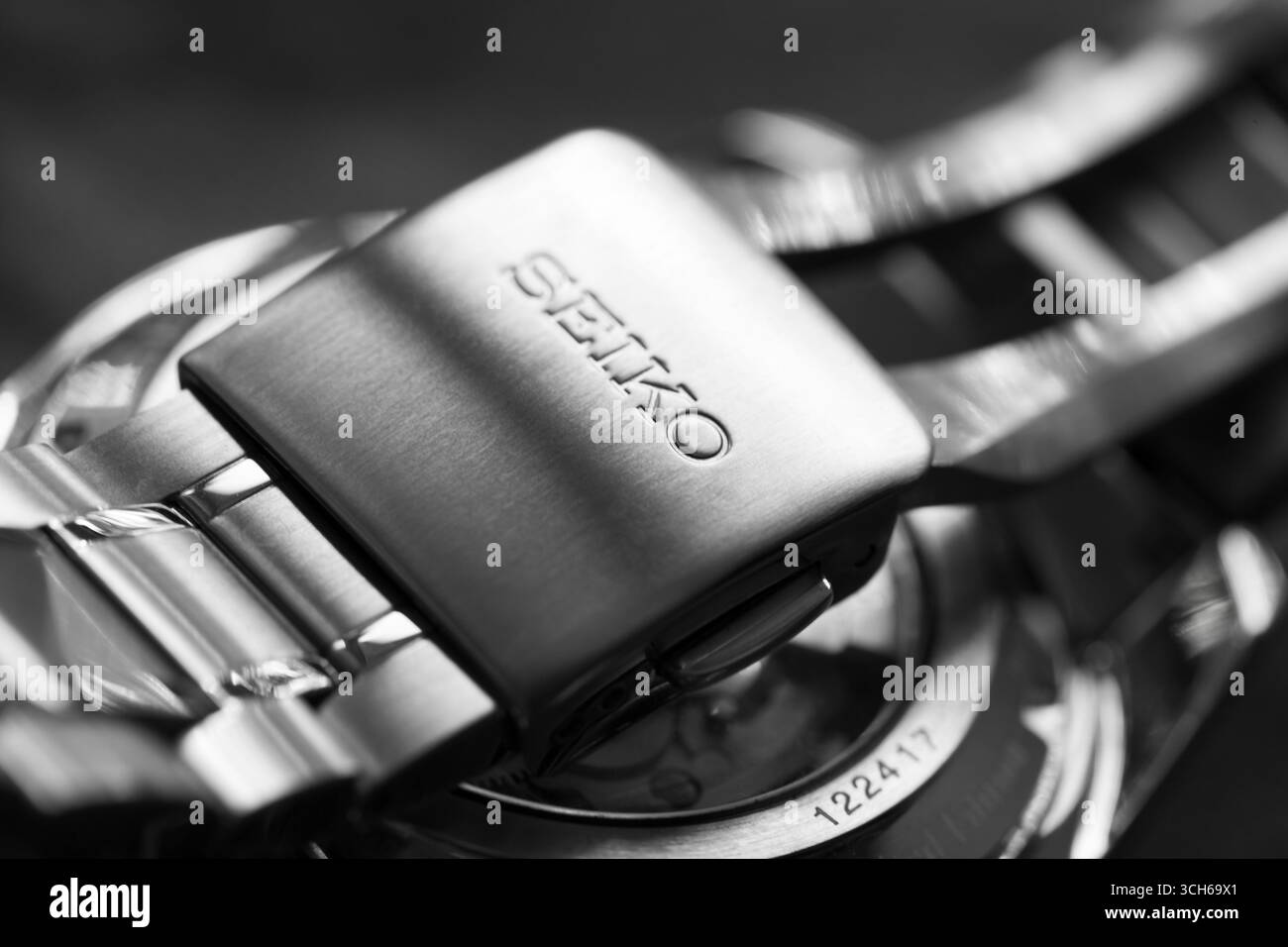 Tokio, Japan - 28. Juli 2022: Seiko Uhr Stahl Armband schließe mit Logo, Makrofoto mit selektivem Fokus Stockfoto