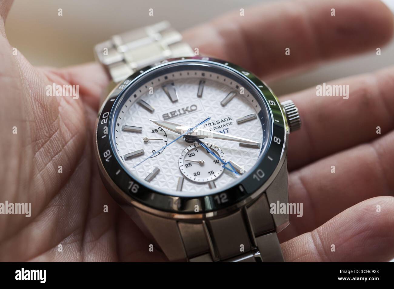 Tokio, Japan - 28. Juli 2022: Seiko Sharp Edged Presage SPB223J1, Makrofoto einer japanischen Armbanduhr in männlicher Hand Stockfoto