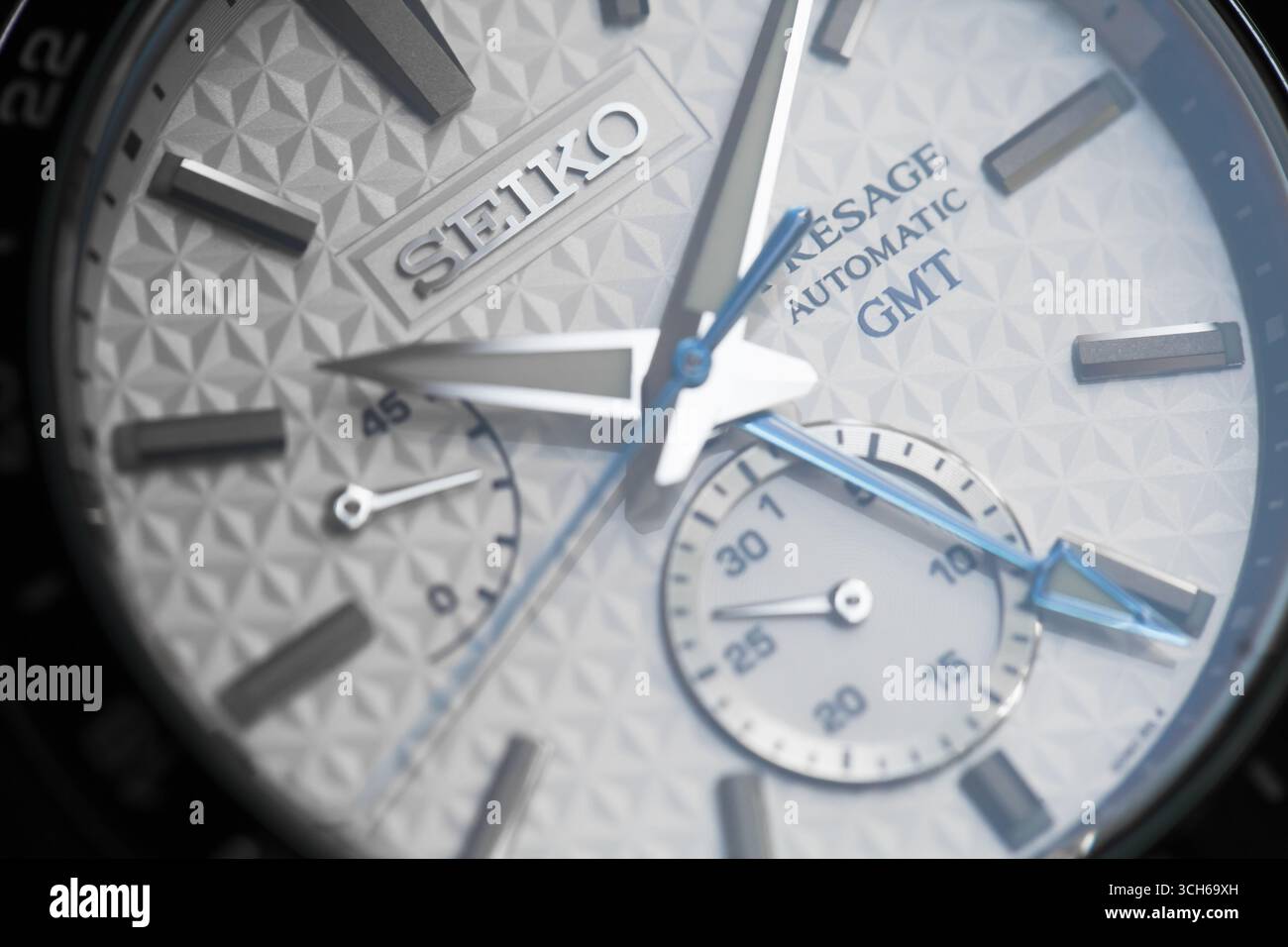 Tokio, Japan - 28. Juli 2022: Seiko Sharp Edged Presage SPB223J1, Makrofoto des Zifferblatts der japanischen Armbanduhr Stockfoto