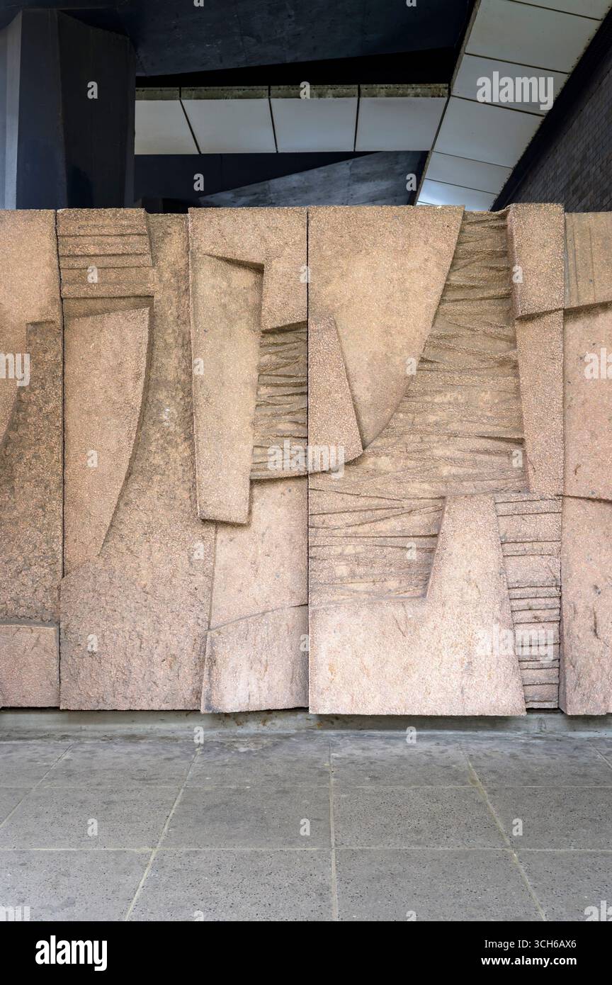 Skulpturendetails aus Fertigbeton von dem Bildhauer Keith McCarter am Bahnhof Charing Cross, Elmbank Gardens, Glasgow, Schottland, Großbritannien Stockfoto