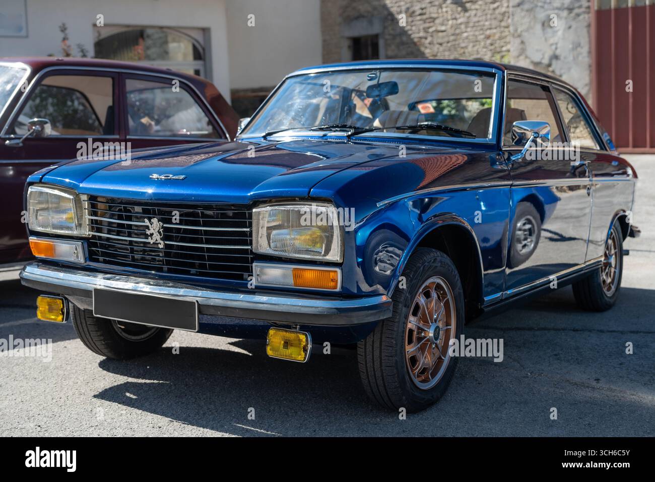 Seitenansicht eines klassischen Peugeot 304 Oldtimer Stockfoto