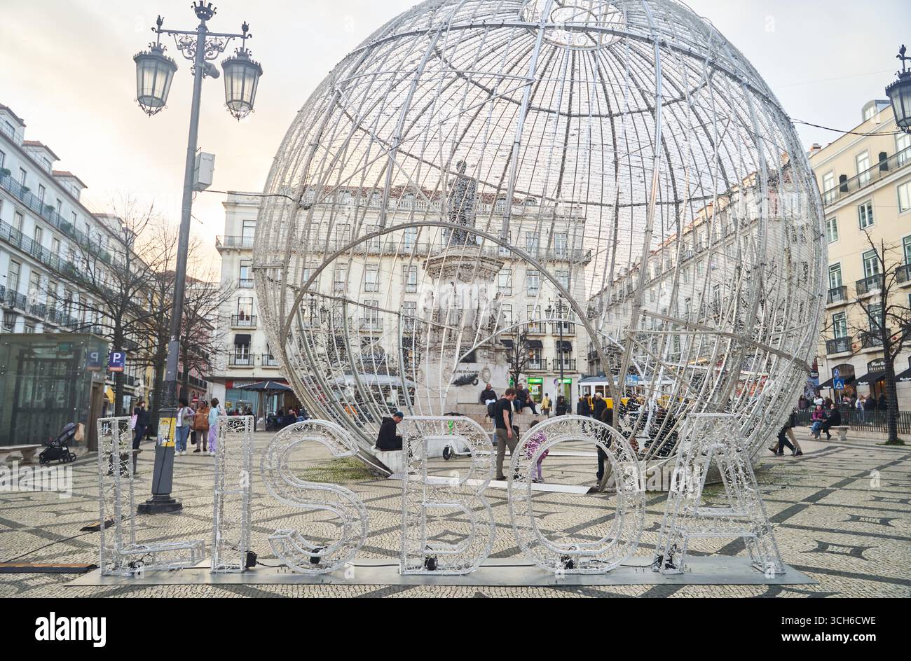 Lissabon, Portugal - 29.12.2022: Heute wurde auf dem belebten Stadtplatz eine beeindruckende dekorative Installation vorgestellt Stockfoto