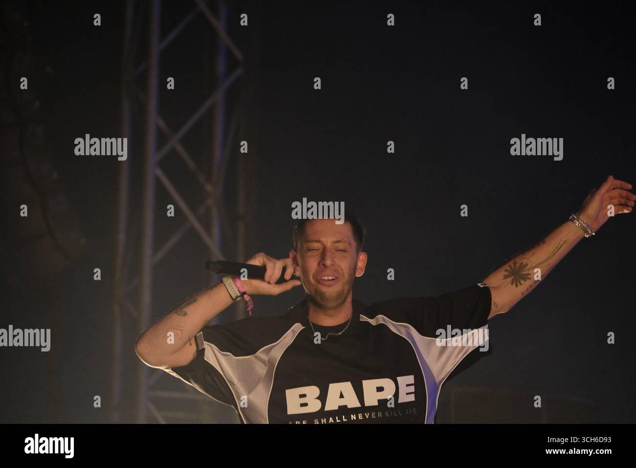 Jedburgh, Großbritannien. 31. August 2025. Beispiel tritt am zweiten Tag des EdgeFest 2025 in Lilliardsedge bei Jedburgh am 30. August 2025 auf. EdgeFest 2025, Musikfestival. Ein wachsendes Musikfestival in den schottischen Grenzen, das jetzt im dritten Jahr in Lilliardsedge in der Nähe von Jedburgh stattfindet. Musik und Unterhaltung für die ganze Familie, unter dem großen Dach. (Quelle: Rob Gray/Alamy Live News Stockfoto