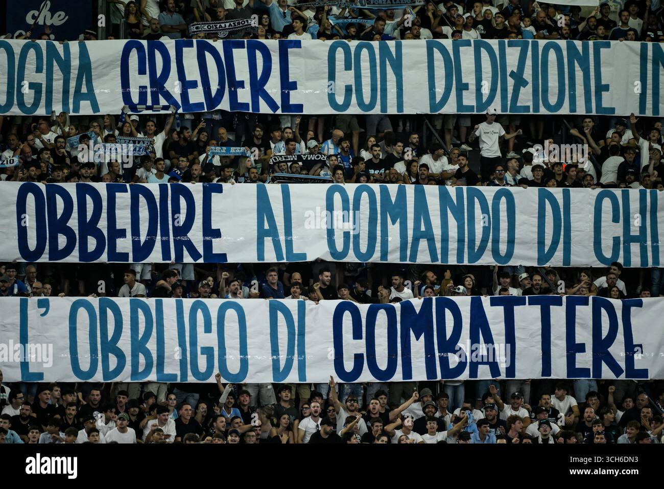 Roma, Italien. September 2025. Lazio-Fans zeigen ein Banner mit den Worten Credere, Obbedire, Combattere (glauben, gehorchen, kämpfen), das Motto des italienischen faschistischen Regimes der 1930er Jahre während des Fußballspiels der Serie A 2025/2026 zwischen SS Laziio und Hellas Verona im Stadio Olimpico in Rom (Italien), 1. September 2025. Quelle: Insidefoto/Alamy Live News Stockfoto