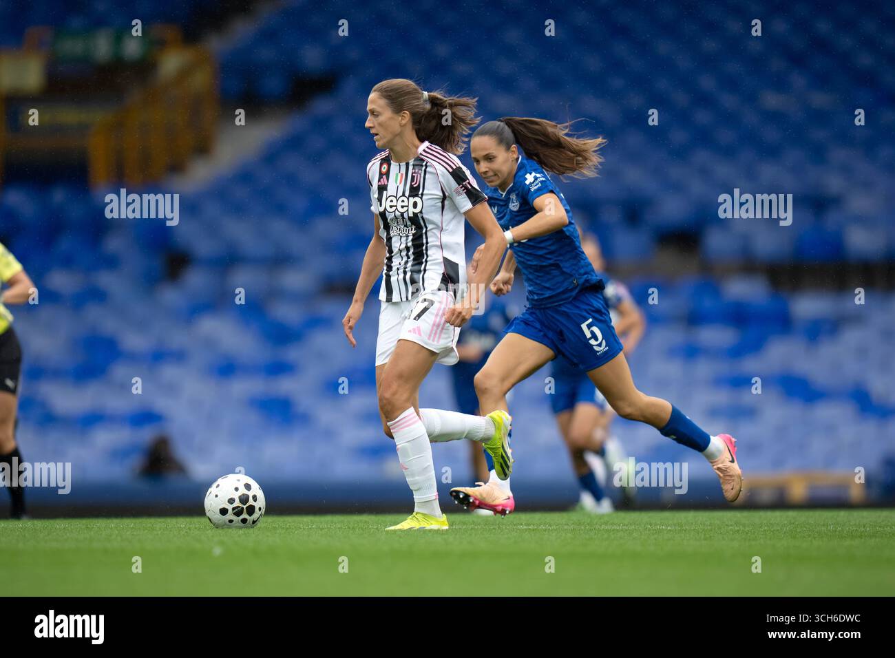 Everton FC gegen Juventus FC ist für die Vorsaison geeignet. GOODISON PARK ENGLAND - 30. August 2025 Martina Fernandez aus Everton und E.GODO aus Juventus während der Vorsaison freundlich. . Foto: Alan Edwards Stockfoto