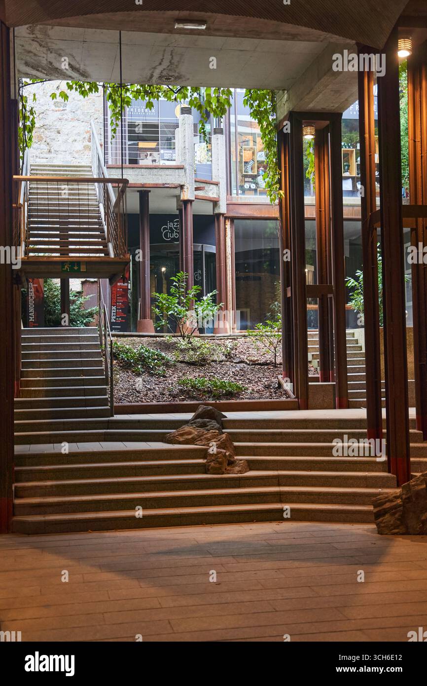 Slowenien, Ljubljana - 23. September 2022: Erleben Sie die atemberaubende Schönheit der modernen Architektur, die harmonisch mit Innenbegrünung kombiniert wird Stockfoto