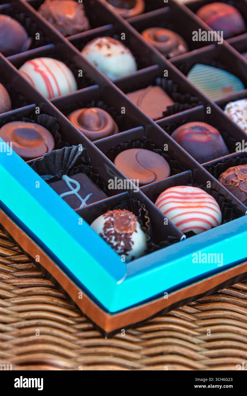 Elegante Schokoladenauswahl in einer Schachtel, perfekt für ein luxuriöses Geschenk. Genießen Sie den exquisiten Luxus einer Gourmet-Schokoladensammlung pro Person Stockfoto