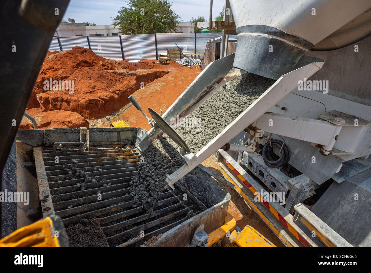 Lkw-montierte Betonpumpe, auf einer Baustelle, um den Fundamentgraben mit Beton zu füllen Stockfoto