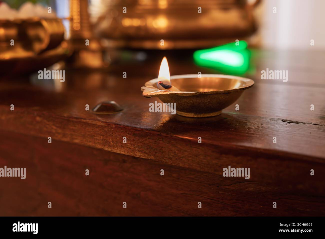 Diwali betet für Licht und Glück, Oil Wick Messing Diya Indian Standdekor, Deepak für Diwali Home Decor und Kerela Lampe Stockfoto