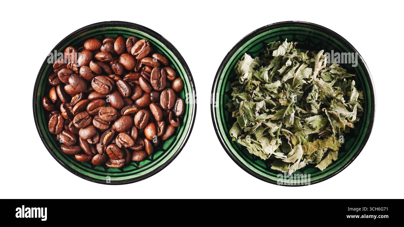 Auswahl an Kaffee und Tee. Geröstete Bohnen und getrocknete Blätter in Schüsseln. Zutaten für Heißgetränke zum Brühen. Natürliches Morgengetränk. Gesunder Lebensstil. Stockfoto