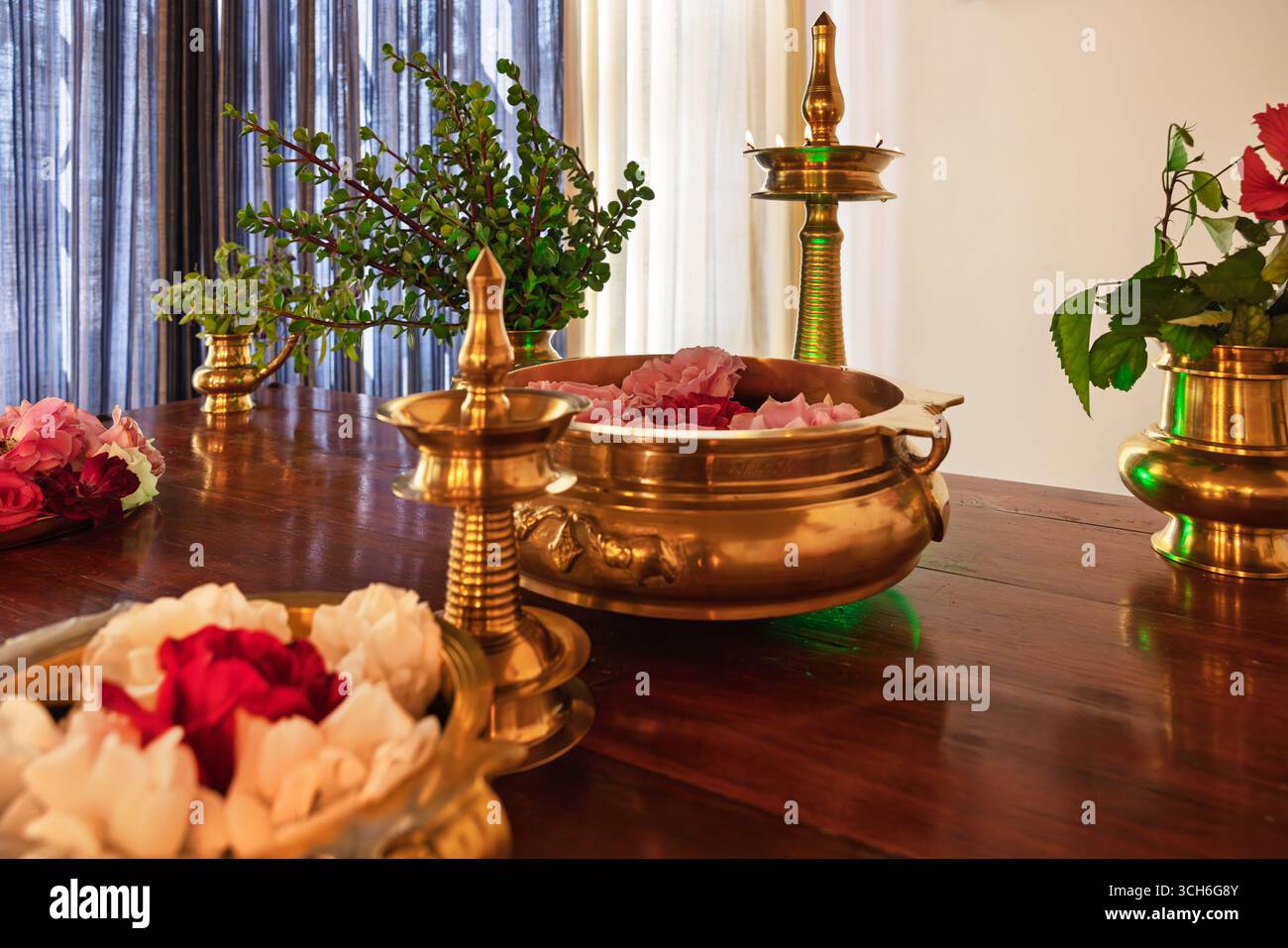 Diwali betet für Licht und Glück, Oil Wick Messing Diya Indian Standdekor, Deepak für Diwali Home Decor und Kerela Lampe Stockfoto