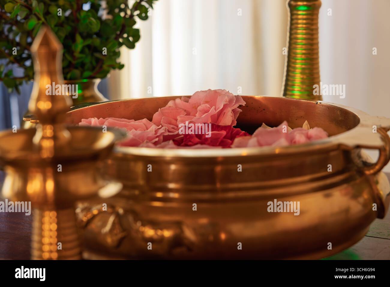 Diwali betet für Licht und Glück, Oil Wick Messing Diya Indian Standdekor, Deepak für Diwali Home Decor und Kerela Lampe Stockfoto