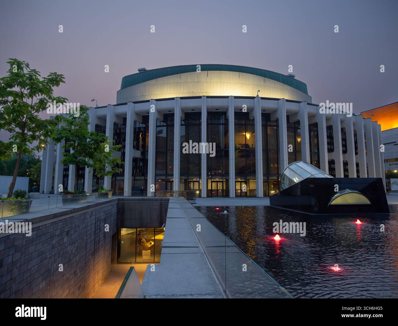 Place des Arts Gebäude in Montreal bei Nacht. Stockfoto