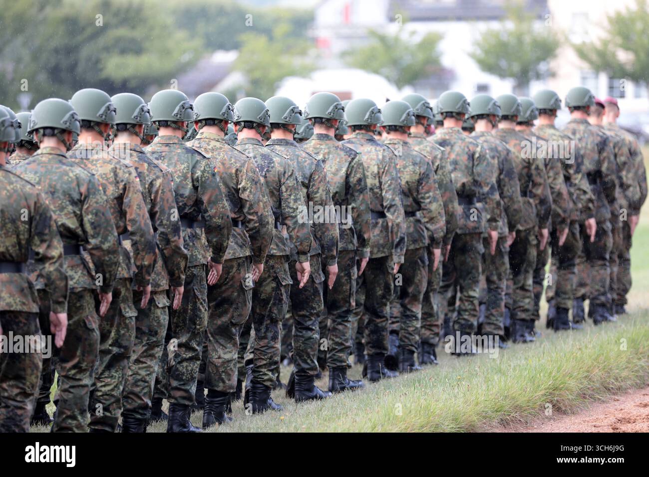 Fallschirmjägerrekruten beim Einmarsch zum feierlichen Gelöbins auf der Grasrennbahn in Zweibrücken. Soldaten des Fallschirmjägerregiment 26 der Bundeswehr in Zweibrücken. Das Regiment veranstaltete am 30. August 2025 für die Öffentlichkeit einen Tag der offenen Tür mit einem feierlichen Gelöbnis sowie dynamische Vorführungen der Fallschirmjägertruppe. Zweibrücken Saarland Deutschland *** Fallschirmjäger rekrutiert sich für das feierliche Pfandrecht auf der Grasbahn in Zweibrücken Soldaten des Fallschirmjäger-Regiments 26 in Zweibrücken organisierte das Regiment einen Tag der offenen Tür für die Stockfoto