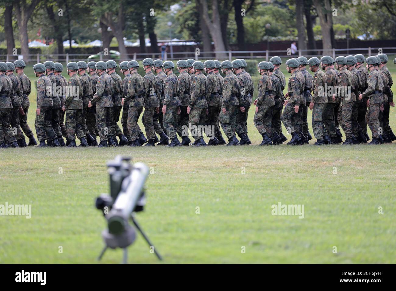 Fallschirmjägerrekruten beim Einmarsch zum feierlichen Gelöbins auf der Grasrennbahn in Zweibrücken. Soldaten des Fallschirmjägerregiment 26 der Bundeswehr in Zweibrücken. Das Regiment veranstaltete am 30. August 2025 für die Öffentlichkeit einen Tag der offenen Tür mit einem feierlichen Gelöbnis sowie dynamische Vorführungen der Fallschirmjägertruppe. Zweibrücken Saarland Deutschland *** Fallschirmjäger rekrutiert sich für das feierliche Pfandrecht auf der Grasbahn in Zweibrücken Soldaten des Fallschirmjäger-Regiments 26 in Zweibrücken organisierte das Regiment einen Tag der offenen Tür für die Stockfoto