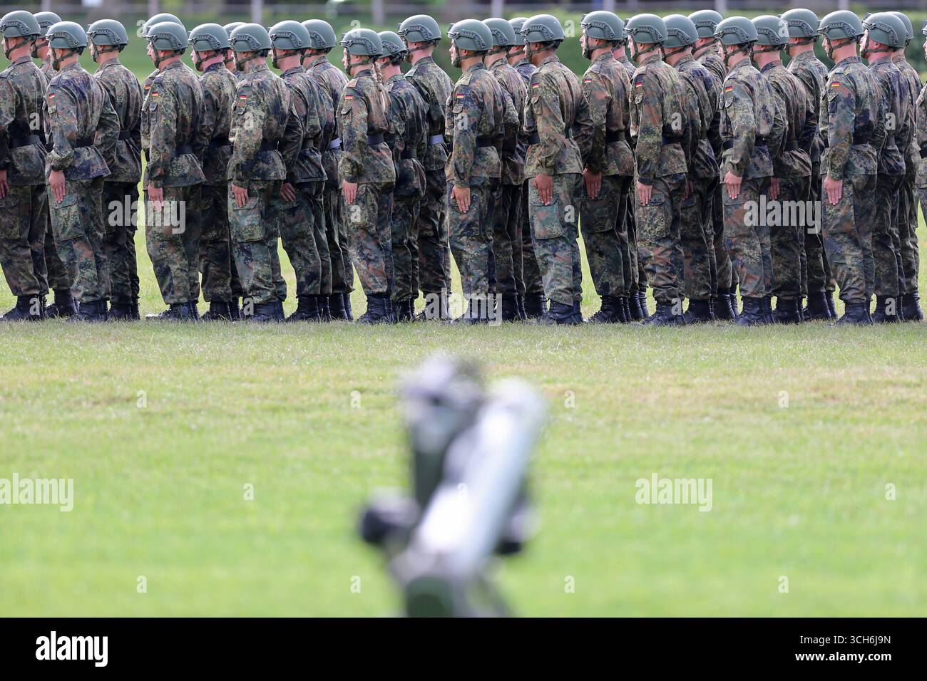 Rekruten der Fallschirmjägertruppe der Bundeswehr beim Antreten zum feierlichen Gelöbins auf der Grasrennbahn in Zweibrücken. Soldaten des Fallschirmjägerregiment 26 der Bundeswehr in Zweibrücken. Das Regiment veranstaltete am 30. August 2025 für die Öffentlichkeit einen Tag der offenen Tür mit einem feierlichen Gelöbnis sowie dynamische Vorführungen der Fallschirmjägertruppe. Zweibrücken Saarland Deutschland *** Rekruten der Fallschirmjäger-Truppe der Bundeswehr, die sich für die feierliche Zusage auf der Grasbahn in Zweibrücken Soldaten des Fallschirmjäger-Regiments 26 der Bundeswehr in Zweibrüc aufstellten Stockfoto