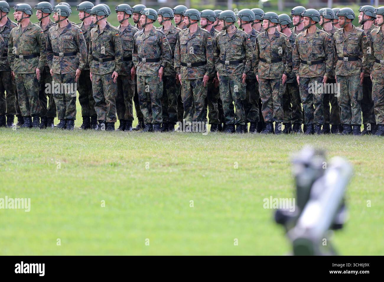 Rekruten der Fallschirmjägertruppe beim Antreten zum feierlichen Gelöbins auf der Grasrennbahn in Zweibrücken. Soldaten des Fallschirmjägerregiment 26 der Bundeswehr in Zweibrücken. Das Regiment veranstaltete am 30. August 2025 für die Öffentlichkeit einen Tag der offenen Tür mit einem feierlichen Gelöbnis sowie dynamische Vorführungen der Fallschirmjägertruppe. Zweibrücken Saarland Deutschland *** Rekruten der Fallschirmjäger-Truppe, die sich für das feierliche Pfand auf der Grasbahn in Zweibrücken aufstellten, Soldaten des Bundeswehr-Fallschirmjäger-Regiments 26 in Zweibrücken organisierte das Regiment Stockfoto