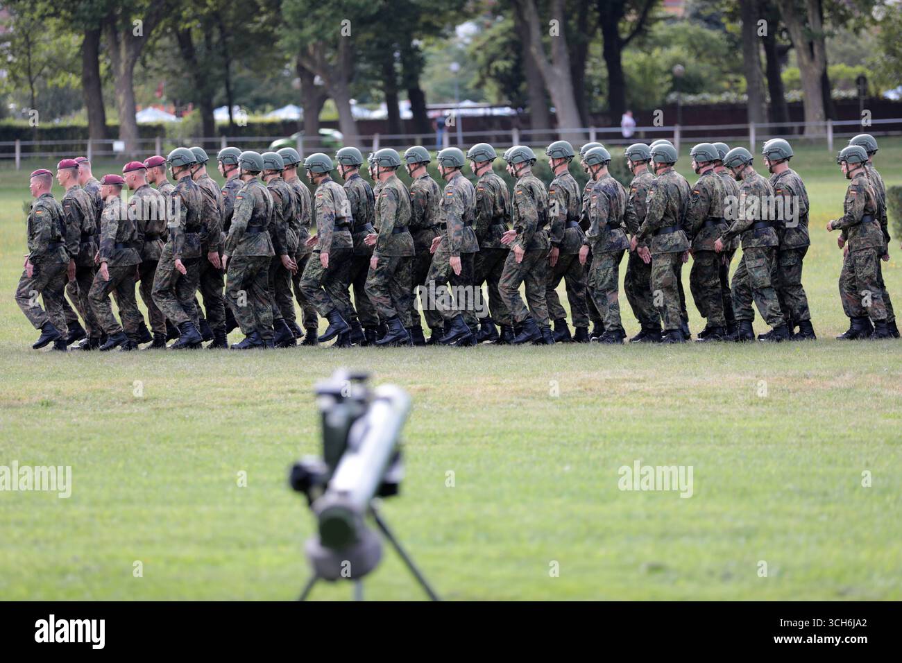 Fallschirmjägerrekruten beim Einmarsch zum feierlichen Gelöbins auf der Grasrennbahn in Zweibrücken. Soldaten des Fallschirmjägerregiment 26 der Bundeswehr in Zweibrücken. Das Regiment veranstaltete am 30. August 2025 für die Öffentlichkeit einen Tag der offenen Tür mit einem feierlichen Gelöbnis sowie dynamische Vorführungen der Fallschirmjägertruppe. Zweibrücken Saarland Deutschland *** Fallschirmjäger rekrutiert sich für das feierliche Pfandrecht auf der Grasbahn in Zweibrücken Soldaten des Fallschirmjäger-Regiments 26 in Zweibrücken organisierte das Regiment einen Tag der offenen Tür für die Stockfoto