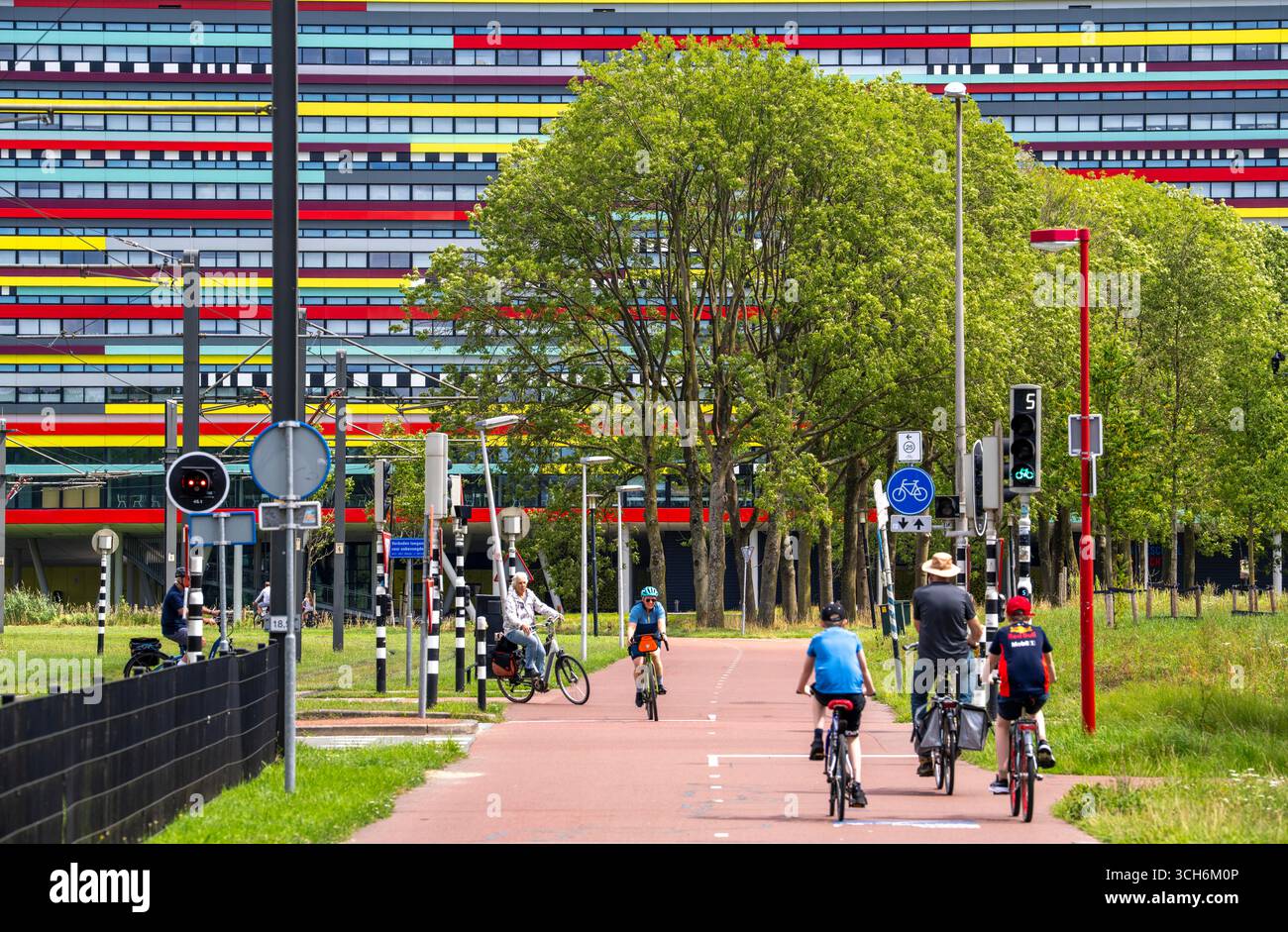 Radweg durch das Universitätsgelände im Wissenschaftspark Utrecht, Universität Utrecht, farbenfrohe Fassade des Hogeschool Utrecht Gebäudes, Netherlan Stockfoto