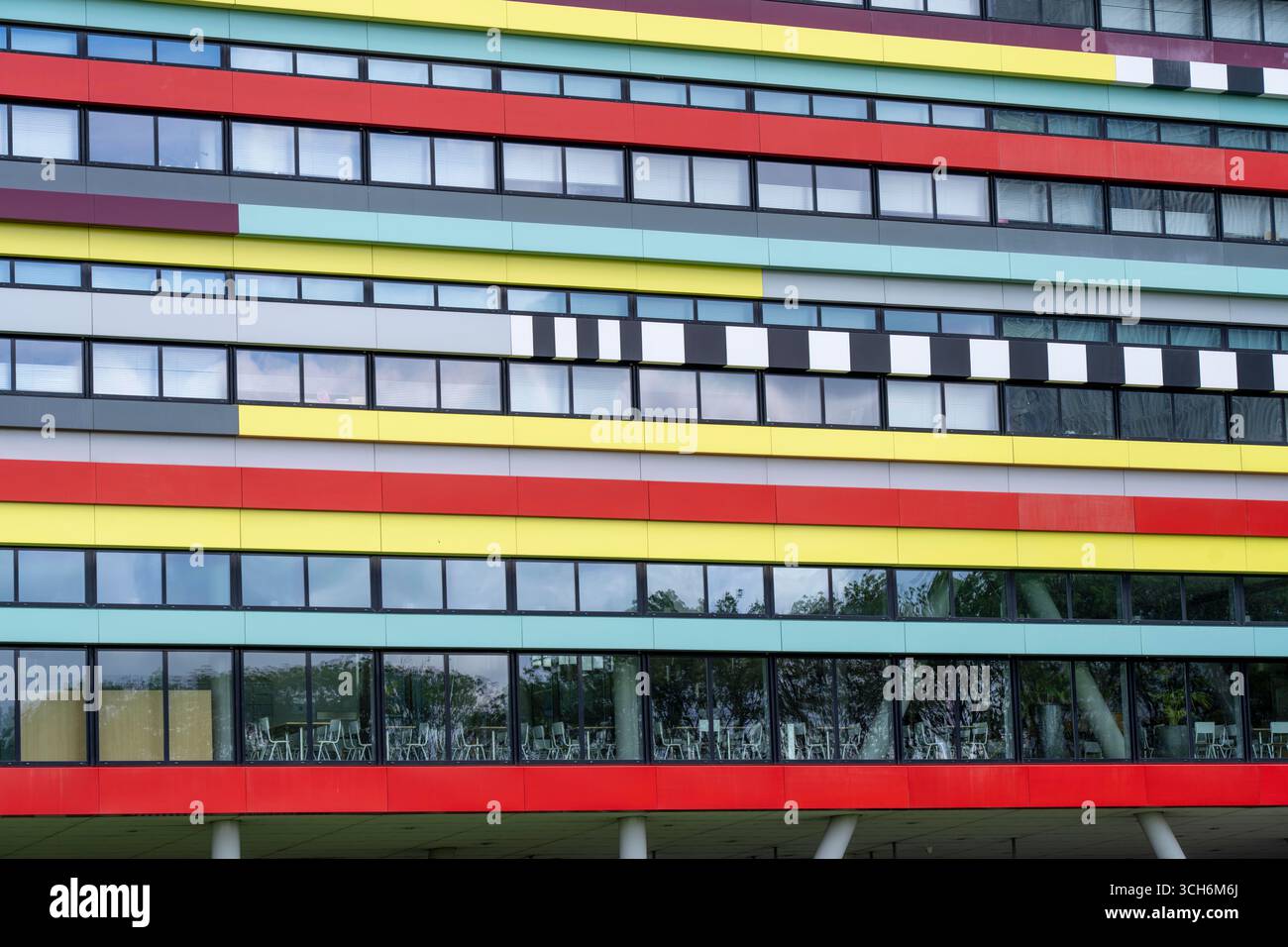 Universitätscampus im Wissenschaftspark Utrecht, Universität Utrecht, bunte Fassade des Hogeschool Utrecht-Gebäudes, Niederlande, Stockfoto