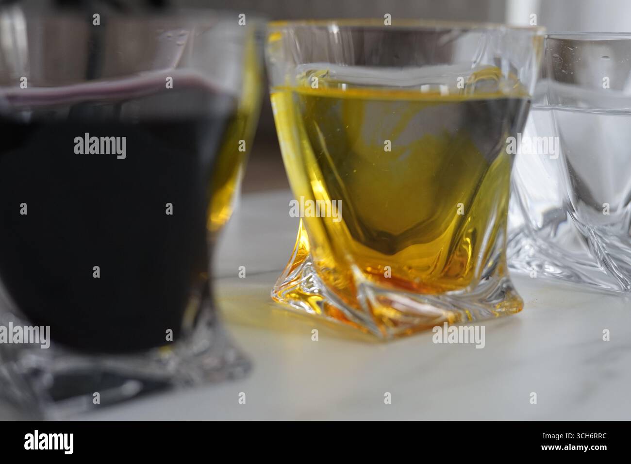 Bunte Auswahl an alkoholischen Getränken in eleganten Gläsern Stockfoto